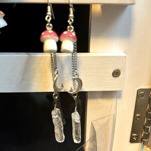 Mushy earrings with quartz crystals